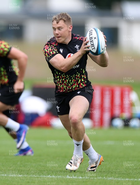 160626 - Wales Rugby Training - Sam Costelow during training