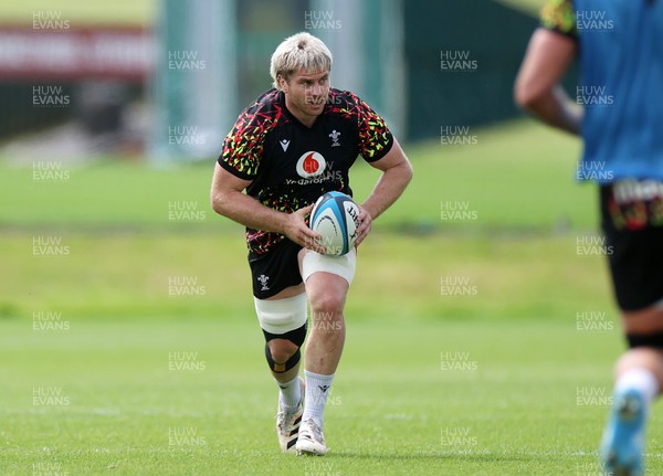 160626 - Wales Rugby Training - Aaron Wainwright during training