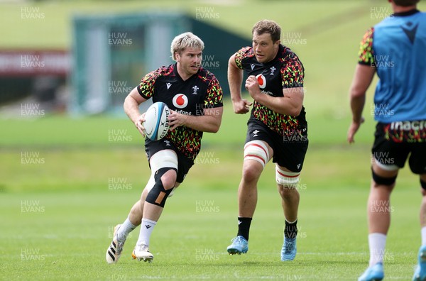 160626 - Wales Rugby Training - Aaron Wainwright and Ben Carter during training