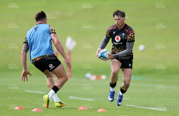 160626 - Wales Rugby Training - Tom Rogers during training
