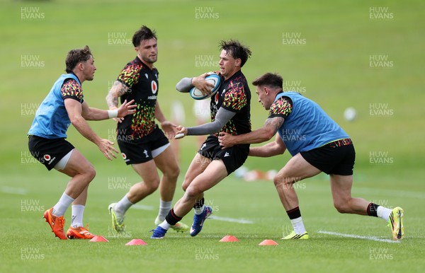 160626 - Wales Rugby Training - Tom Rogers during training