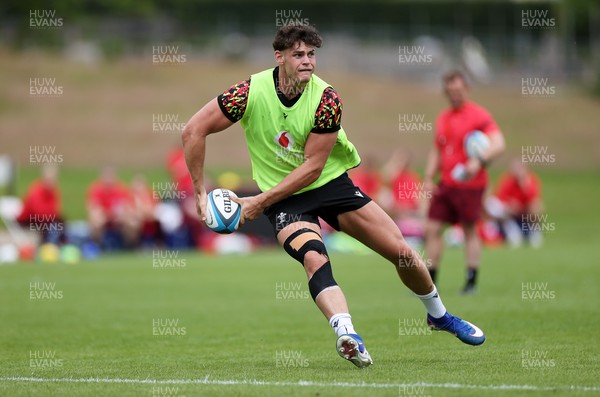 160626 - Wales Rugby Training - Eddie James during training