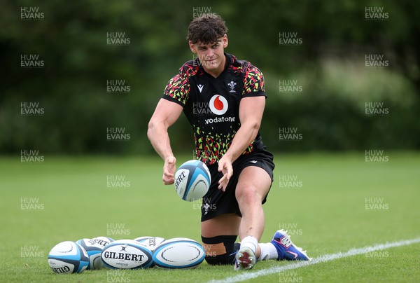 160626 - Wales Rugby Training - Eddie James during training