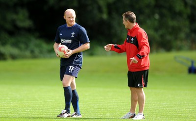 16.08.11 - Wales Rugby Training - Wales assistant coach Rob Howley talks to Martyn Williams during training. 