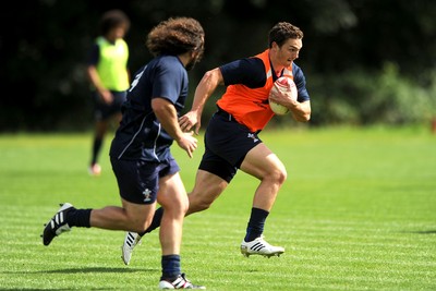 16.08.11 - Wales Rugby Training - George North gets away from Adam Jones during training. 