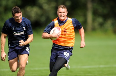 16.08.11 - Wales Rugby Training - Tavis Knoyle gets away from James Hook during training. 