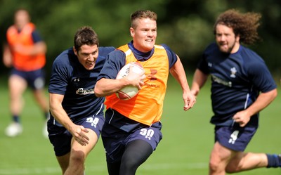 16.08.11 - Wales Rugby Training - Tavis Knoyle gets away from James Hook during training. 