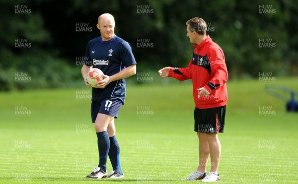 16.08.11 - Wales Rugby Training - Wales assistant coach Rob Howley talks to Martyn Williams during training. 