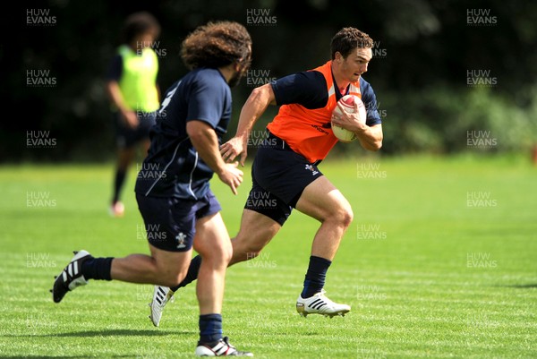 16.08.11 - Wales Rugby Training - George North gets away from Adam Jones during training. 