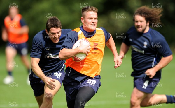 16.08.11 - Wales Rugby Training - Tavis Knoyle gets away from James Hook during training. 