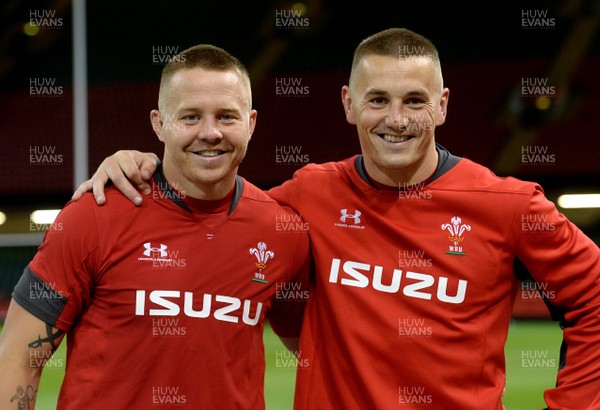 160819 - Wales Rugby Training - Brother James Davies and Jonathan Davies during training