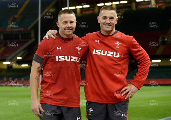 160819 - Wales Rugby Training - Brother James Davies and Jonathan Davies during training