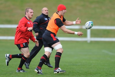 15.09.11 - Wales Rugby Training - Alun Wyn Jones gets away from Gethin Jenkins during training. 