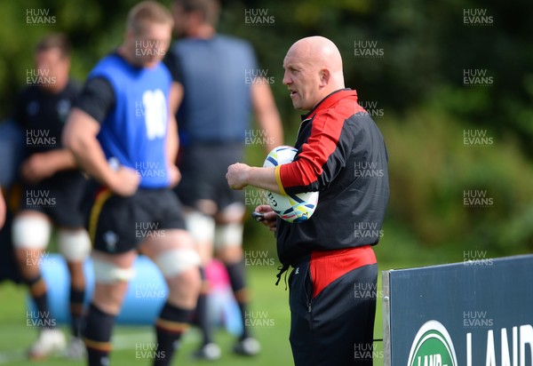 160915 - Wales Rugby World Cup Training -Shaun Edwards during training