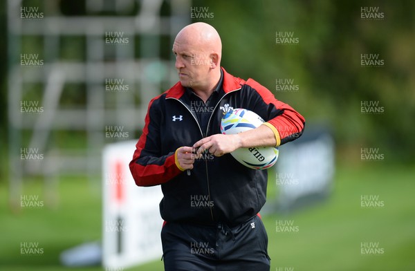 160915 - Wales Rugby World Cup Training -Shaun Edwards during training