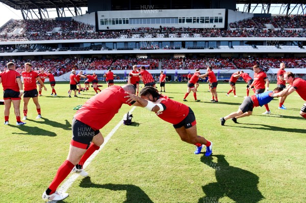 160919 - Wales Rugby Training - Players warm up during an open training session