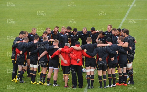 161015 - Wales Rugby Training -Players huddle during training