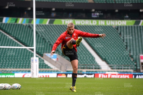 161015 - Wales Rugby Training -Gareth Anscombe during training