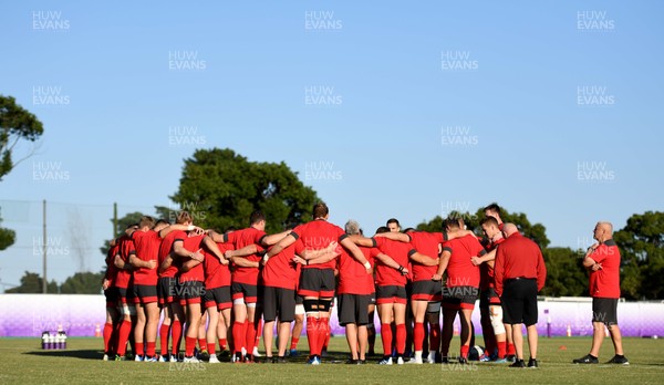 161019 - Wales Rugby Training - Players huddle and Warren Gatland during training