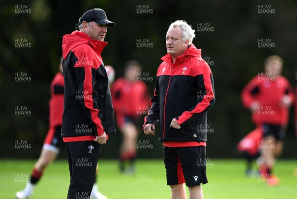161020 - Wales Rugby Training - Wayne Pivac and Paul Stridgeon during training