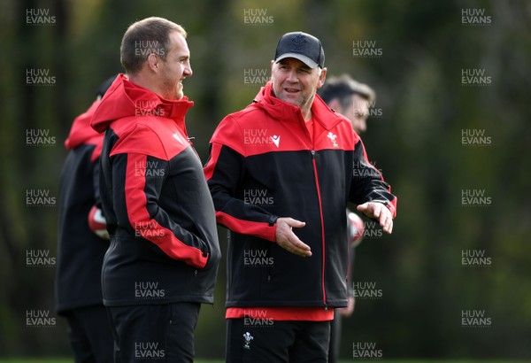 161020 - Wales Rugby Training - Gethin Jenkins and Wayne Pivac during training