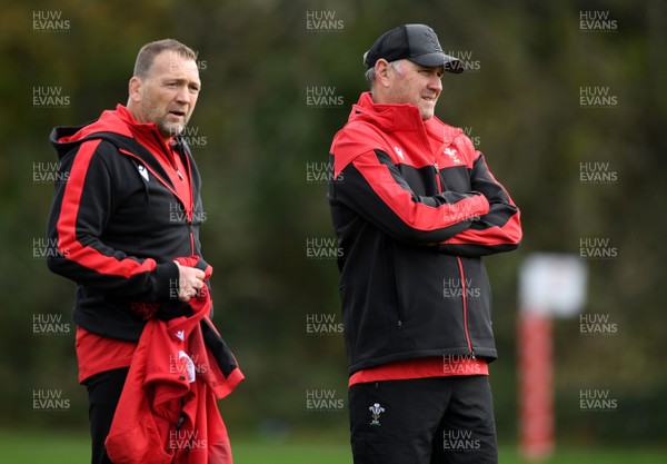 161020 - Wales Rugby Training - Jonathan Humphreys and Wayne Pivac during training