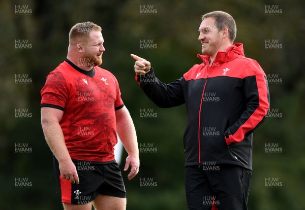 161020 - Wales Rugby Training - Samson Lee and Gethin Jenkins during training