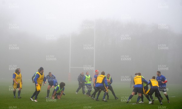 16.11.10 - Wales Rugby Training - Wales players train in thick fog. 
