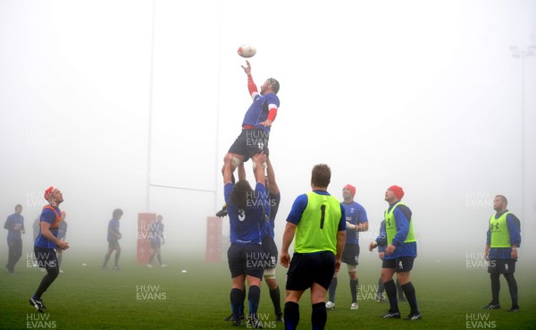 16.11.10 - Wales Rugby Training - Wales players train in thick fog. 