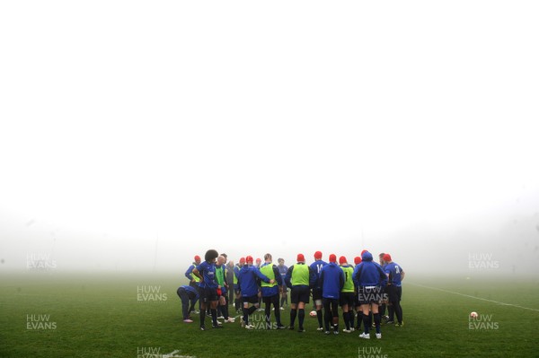16.11.10 - Wales Rugby Training - Wales players train in thick fog. 