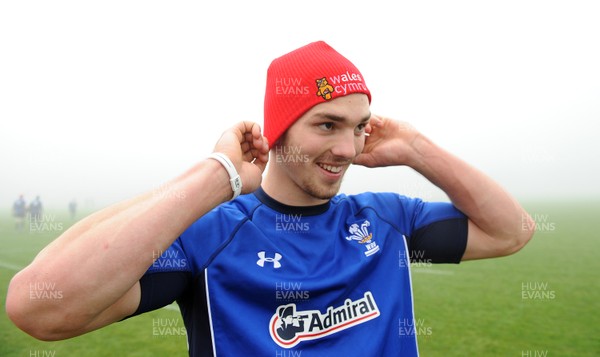 16.11.10 - Wales Rugby Training - George North puts on his Children in Need hat during training. 