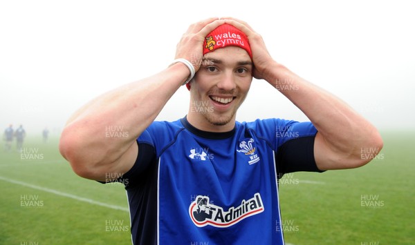 16.11.10 - Wales Rugby Training - George North puts on his Children in Need hat during training. 