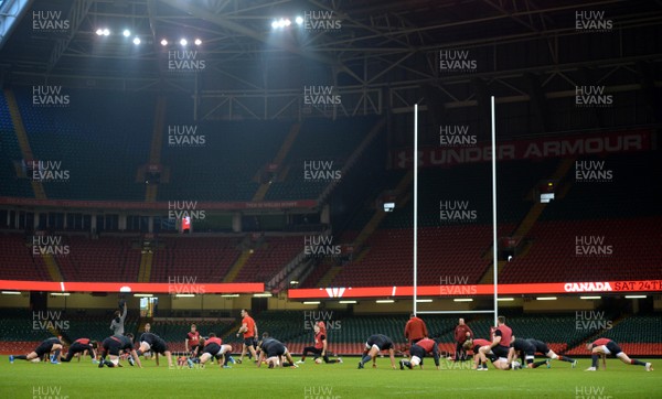 161118 - Wales Rugby Training - Players warm up during training