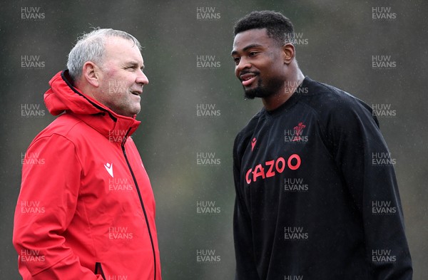 161121 - Wales Rugby Training - Wayne Pivac and Christ Tshiunza during training