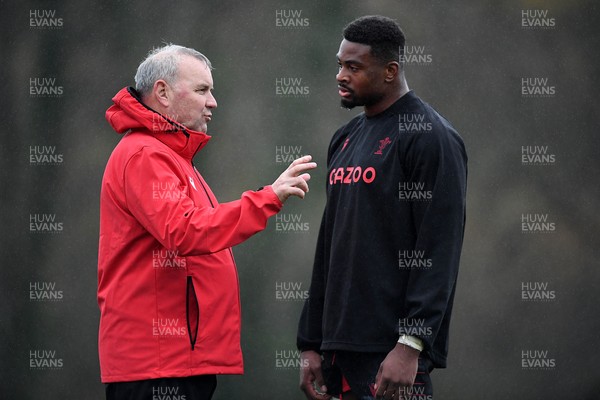 161121 - Wales Rugby Training - Wayne Pivac and Christ Tshiunza during training