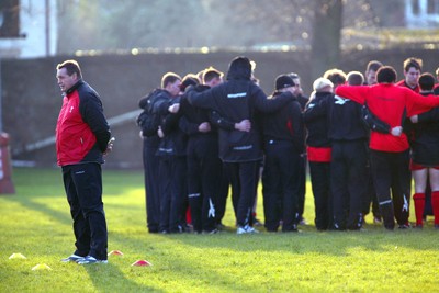 170203 - Wales Rugby Training - Steve Hansen with the Welsh team at the start of training session