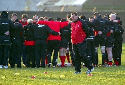 170203 - Wales Rugby Training - Steve Hansen with the Welsh team at the start of training session