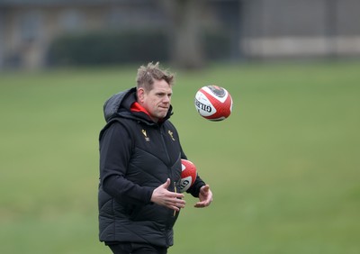 170225 - Wales Rugby Training in the week leading up to their 6 Nations game against Ireland - Skills coach T Rhys Thomas during training