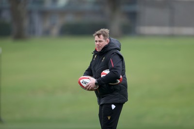 170225 - Wales Rugby Training in the week leading up to their 6 Nations game against Ireland - Skills coach T Rhys Thomas during training