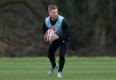 170225 - Wales Rugby Training in the week leading up to their 6 Nations game against Ireland - Gareth Anscombe during training