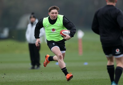 170225 - Wales Rugby Training in the week leading up to their 6 Nations game against Ireland - Dan Edwards during training