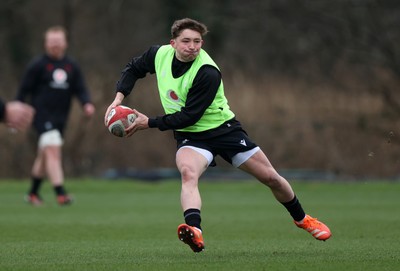 170225 - Wales Rugby Training in the week leading up to their 6 Nations game against Ireland - Dan Edwards during training