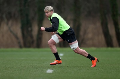 170225 - Wales Rugby Training in the week leading up to their 6 Nations game against Ireland - Aaron Wainwright during training