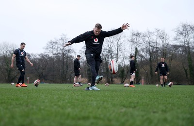 170225 - Wales Rugby Training in the week leading up to their 6 Nations game against Ireland - Gareth Anscombe during training