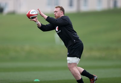 170225 - Wales Rugby Training in the week leading up to their 6 Nations game against Ireland - Tommy Reffell during training