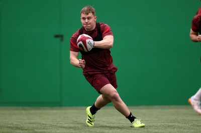 170226 - Wales Rugby Training ahead of their Six Nations game against Scotland - Sam Costelow during training