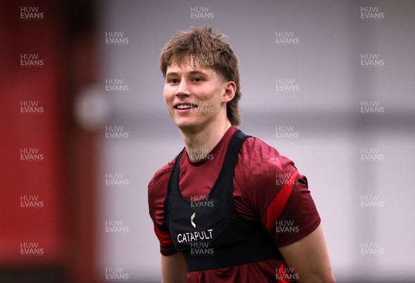 170226 - Wales Rugby Training ahead of their Six Nations game against Scotland - Ellis Mee during training