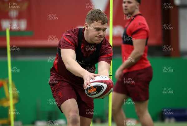170226 - Wales Rugby Training ahead of their Six Nations game against Scotland - Sam Costelow during training