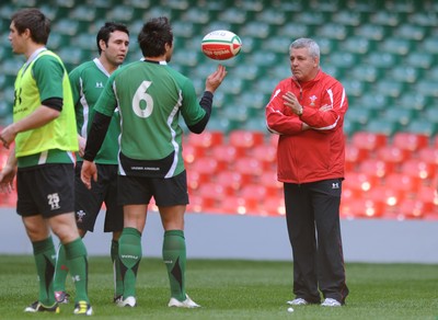 17.03.09 - Wales Rugby Training - Wales head coach, Warren Gatland speaks to Stephen Jones and Gavin Henson during training. 