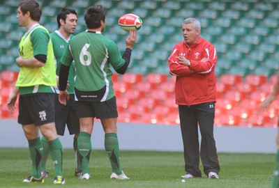 17.03.09 - Wales Rugby Training - Wales head coach, Warren Gatland speaks to Stephen Jones and Gavin Henson during training. 